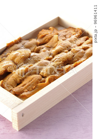 木箱に入ってる高級食材のウニ 96961411