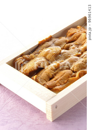 木箱に入ってる高級食材のウニ 96961413