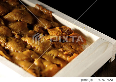 木箱に入ってる高級食材のウニ 木箱に入ってる高級食材のウニ 96961428
