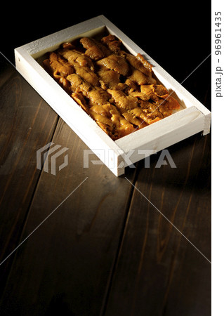 木箱に入ってる高級食材のウニ 96961435