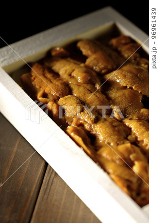 木箱に入ってる高級食材のウニ 96961439
