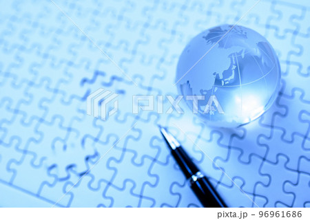 ジグソーパズルの上の地球儀 ラストピース 青色 ジグソーパズルの上の地球儀 ラストピース 青色 96961686