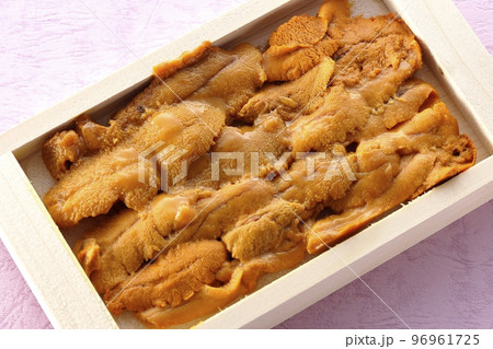 木箱に入っている高級食材のうにを俯瞰で撮影 木箱に入っている高級食材のうにを俯瞰で撮影 96961725