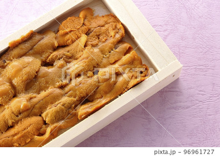 木箱に入っている高級食材のうにを俯瞰で撮影 96961727