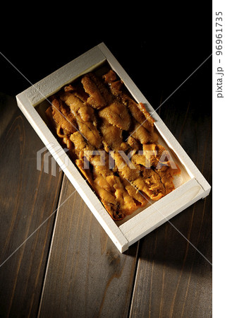 木箱に入っている高級食材のうにを俯瞰で撮影 木箱に入っている高級食材のうにを俯瞰で撮影 96961735