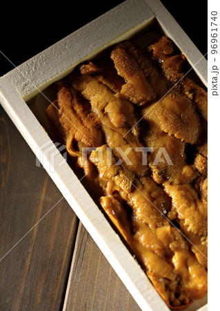 木箱に入っている高級食材のうにを俯瞰で撮影 96961740