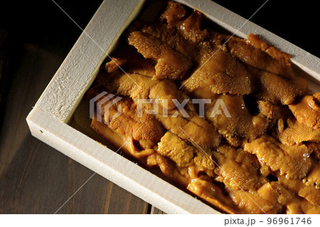 木箱に入っている高級食材のうにを俯瞰で撮影 96961746