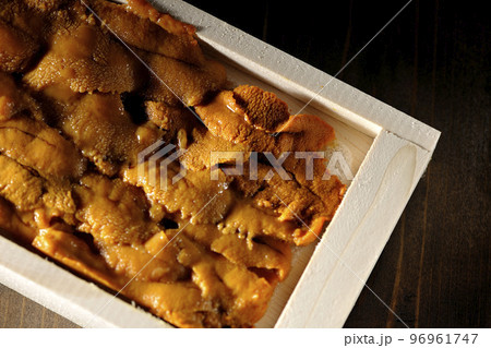 木箱に入っている高級食材のうにを俯瞰で撮影 96961747