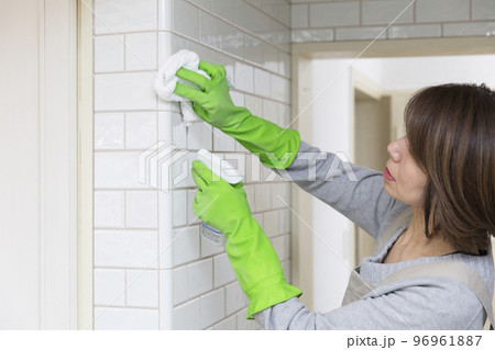 大掃除、壁タイルの掃除をする日本人の主婦 96961887