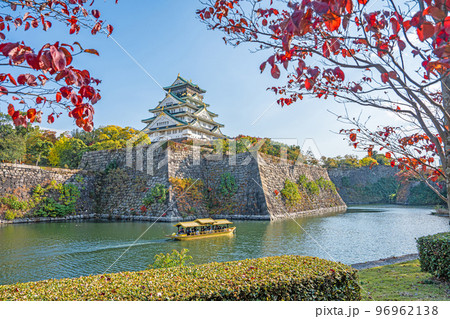 【秋の大阪城公園】大阪城天守閣と御座船【紅葉】 96962138