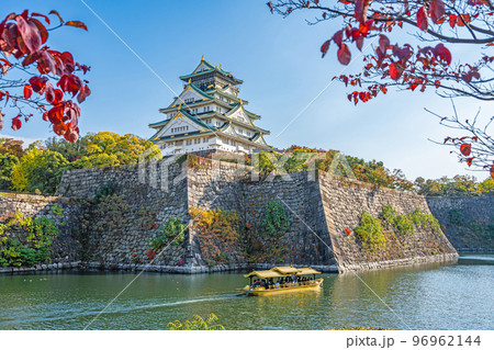 【秋の大阪城公園】大阪城天守閣と御座船【紅葉】 96962144