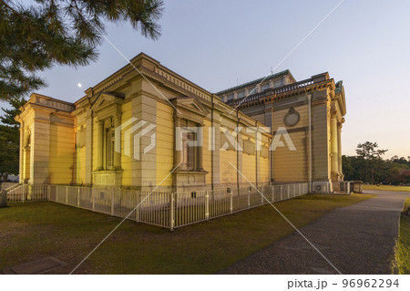 奈良国立博物館なら仏像館 薄暮・黄昏(奈良県奈良市) 奈良国立博物館なら仏像館 薄暮・黄昏(奈良県奈良市) 96962294