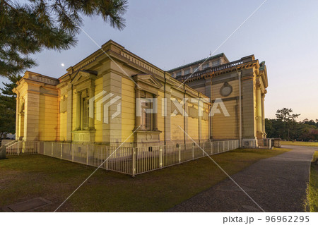 奈良国立博物館なら仏像館　薄暮・黄昏（奈良県奈良市） 96962295