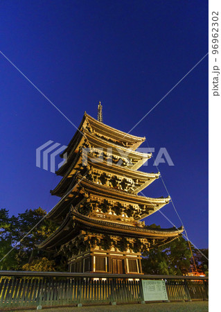 興福寺五重塔　夜景（奈良県奈良市） 96962302