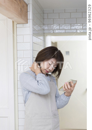 体調不良、キッチンで家事の途中、辛い日本人の主婦 体調不良、キッチンで家事の途中、辛い日本人の主婦 96962329