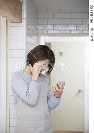体調不良、キッチンで家事の途中、辛い日本人の主婦 96962330