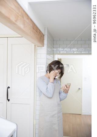 体調不良、キッチンで家事の途中、辛い日本人の主婦 体調不良、キッチンで家事の途中、辛い日本人の主婦 96962331