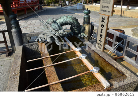 日本の京都府の京都市 春の季節の清水寺 龍の彫刻の手水舎と境内の歴史 