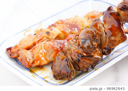 焼き鳥の盛り合わせ(ネギマ、もも、レバー) 焼き鳥の盛り合わせ(ネギマ、もも、レバー) 96962643