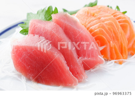 新鮮なお刺身の二種盛り（まぐろとサーモン） 96963375
