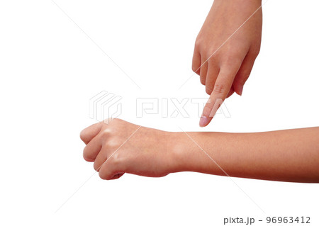 腕を指さす手 96963412