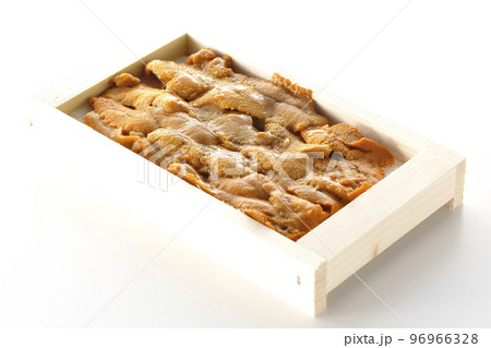木箱に入ってる高級食材のウニを白背景で撮影 96966328