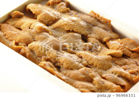 木箱に入ってる高級食材のウニを白背景で撮影 96966331