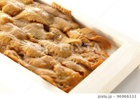 木箱に入ってる高級食材のウニを白背景で撮影 96966333