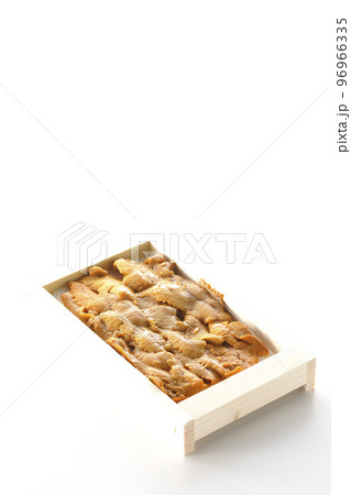 木箱に入ってる高級食材のウニを白背景で撮影 96966335