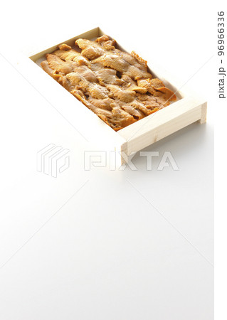 木箱に入ってる高級食材のウニを白背景で撮影 木箱に入ってる高級食材のウニを白背景で撮影 96966336