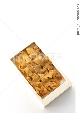 木箱に入ってる高級食材のウニを白背景で俯瞰撮影 96966423