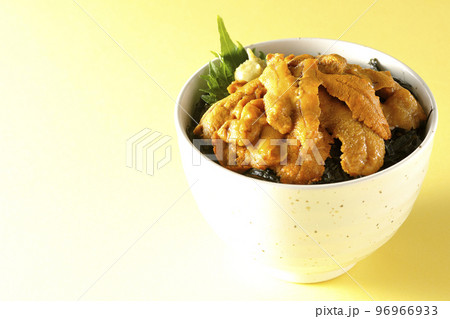 大葉と山葵も乗ってる生うに丼 大葉と山葵も乗ってる生うに丼 96966933