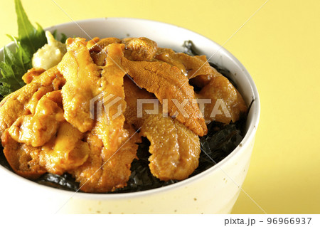 大葉と山葵も乗ってる生うに丼 大葉と山葵も乗ってる生うに丼 96966937