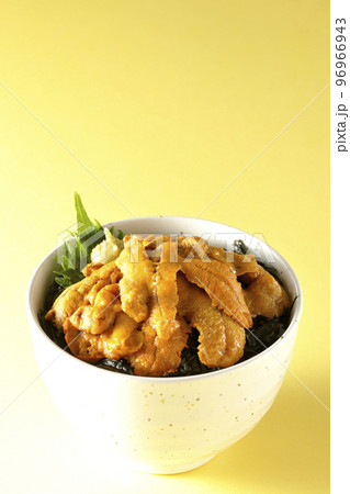 大葉と山葵も乗ってる生うに丼 大葉と山葵も乗ってる生うに丼 96966943