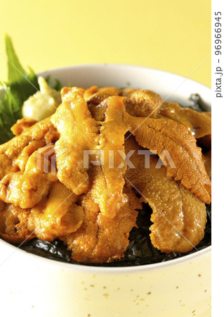 大葉と山葵も乗ってる生うに丼 96966945