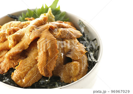 大葉と山葵も乗ってる生うに丼を白背景で撮影 96967029