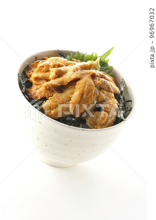 大葉と山葵も乗ってる生うに丼を白背景で撮影 96967032