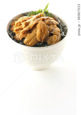 大葉と山葵も乗ってる生うに丼を白背景で撮影 大葉と山葵も乗ってる生うに丼を白背景で撮影 96967033