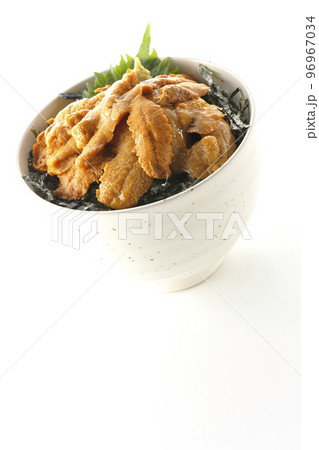 大葉と山葵も乗ってる生うに丼を白背景で撮影 大葉と山葵も乗ってる生うに丼を白背景で撮影 96967034