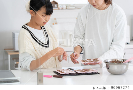 お菓子作りをする母と娘 96967274