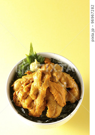 大葉と山葵も乗ってる生うに丼を俯瞰で撮影 大葉と山葵も乗ってる生うに丼を俯瞰で撮影 96967282