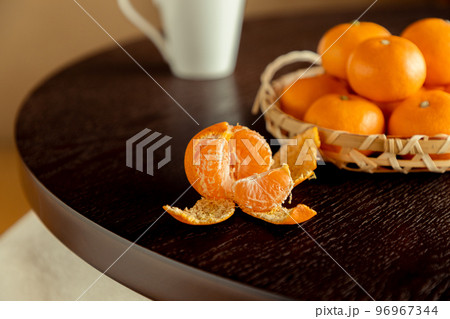 こたつの上のみかんの写真素材 [96967344] - PIXTA