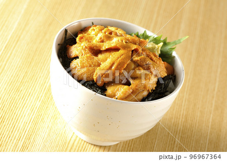 大葉と山葵も乗ってる生うに丼 96967364