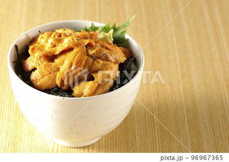 大葉と山葵も乗ってる生うに丼 大葉と山葵も乗ってる生うに丼 96967365