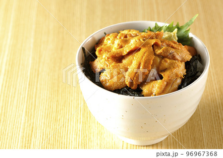 大葉と山葵も乗ってる生うに丼 大葉と山葵も乗ってる生うに丼 96967368