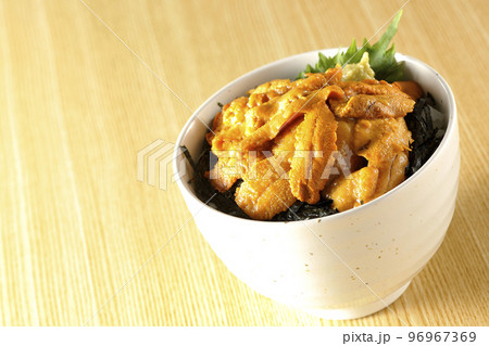 大葉と山葵も乗ってる生うに丼 大葉と山葵も乗ってる生うに丼 96967369