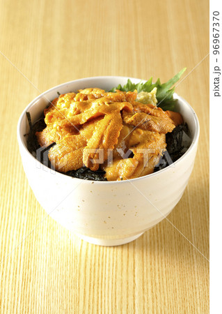 大葉と山葵も乗ってる生うに丼 大葉と山葵も乗ってる生うに丼 96967370