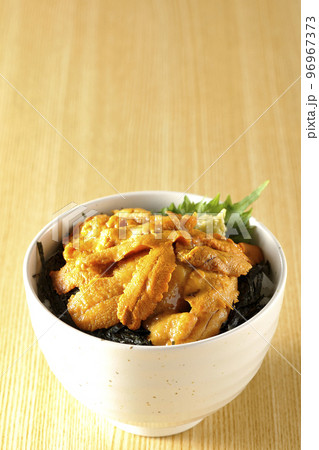 大葉と山葵も乗ってる生うに丼 96967373