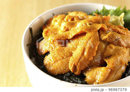 大葉と山葵も乗ってる生うに丼 96967379