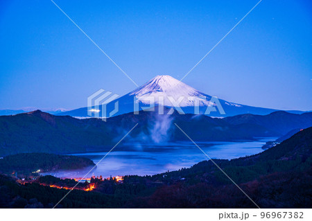 (神奈川県)初冬の箱根から望む富士山 (神奈川県)初冬の箱根から望む富士山 96967382